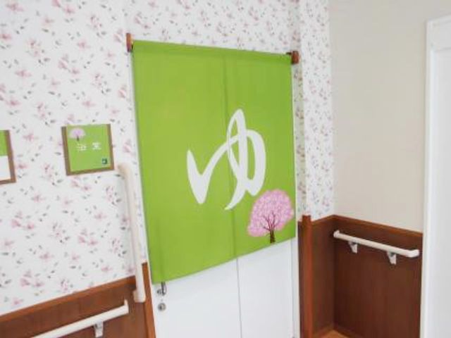 柔らかな浴室の入口 浴室 シンプルで優しいデザインの扉です。手すりが取り付けられており、安心して移動できます。