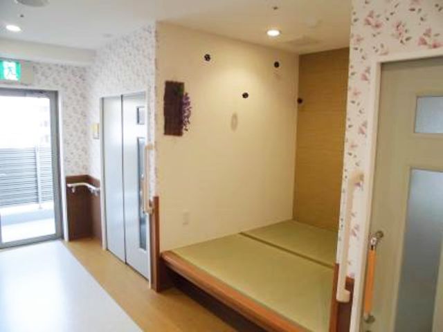 広々とした廊下 廊下 自然光が入る明るい廊下です。手すりが設置されており、安全に移動することができます。