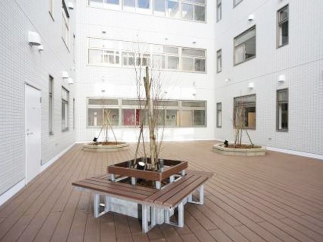 広々とした中庭 中庭 自然光が降り注ぐ中庭で、休憩や会話を楽しむ場として最適です。リラックスできる雰囲気が魅力です。