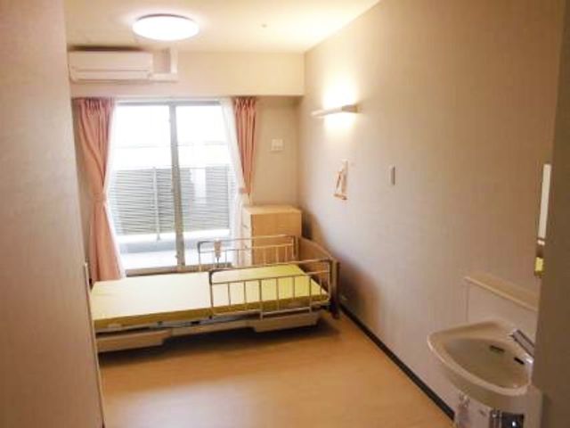 くつろぎの居室 居室 自然光が差し込む居室で、快適にくつろげます。シンプルなレイアウトで、お手入れも簡単です。