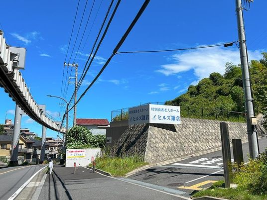 外観の看板と坂道の入口  