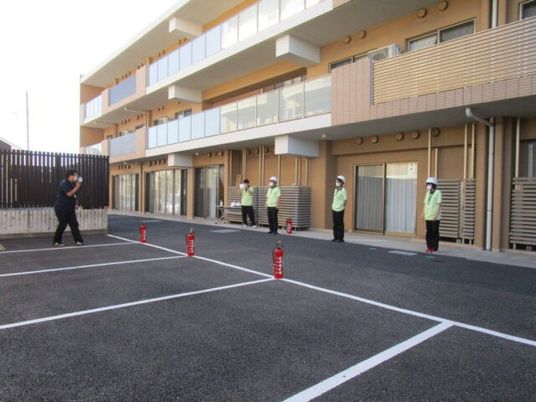 外観前の駐車場  