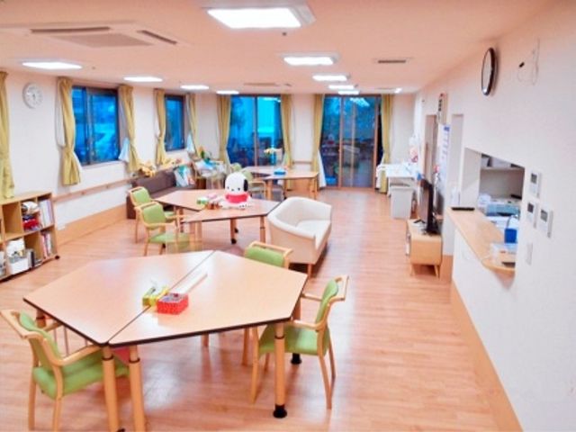 明るい空間の室内 リビング 広々としたリビングでは、自然光がたっぷりと差し込み、リラックスした時間を過ごせます。