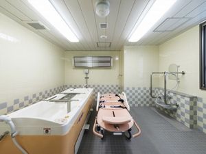 浴槽と入浴用車椅子の浴室  