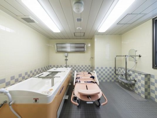 浴槽と入浴用車椅子の浴室  