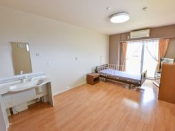 明るい居室の一角