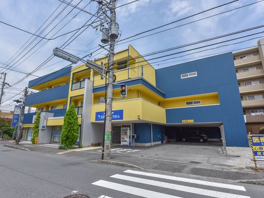 青黄色の建物正面ビュー