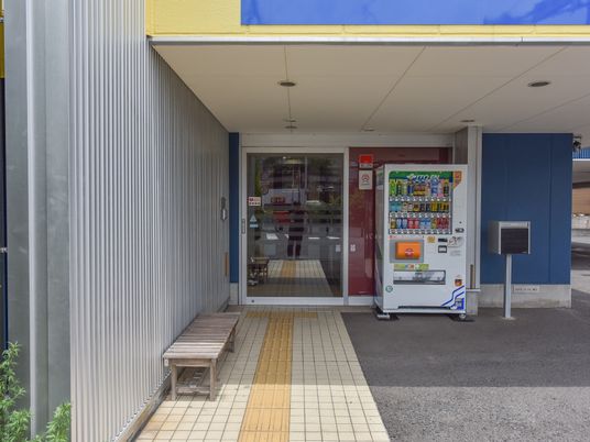 エントランスと自動販売機