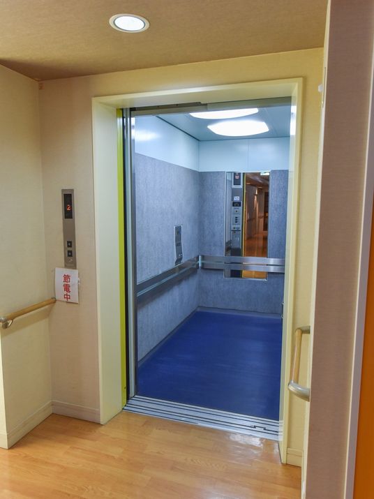 清潔感のあるエレベーター入口