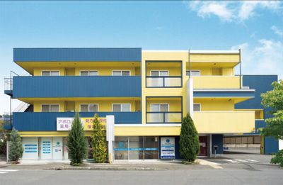 青と黄色の建物外観