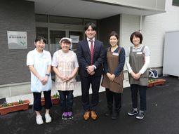 スタッフと訪問者立ち並ぶ