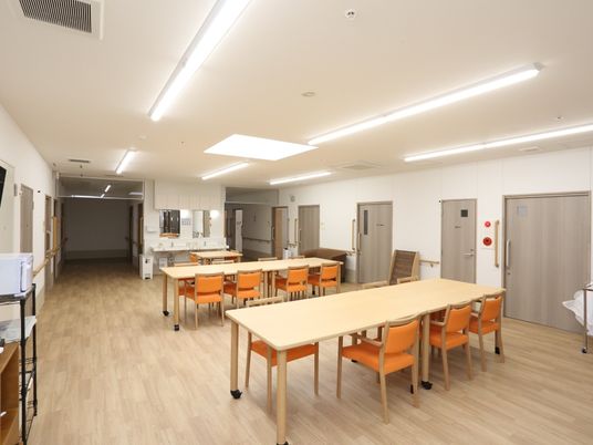 広々とした施設の食堂