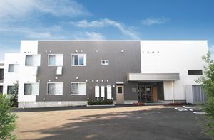白い外観の建物