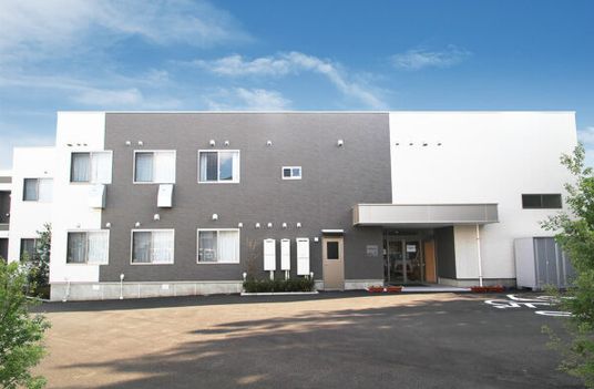 白い外観の建物