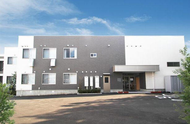 白い外観の建物