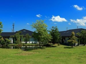 緑広がる建物外観  