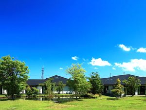 緑に囲まれた外観  