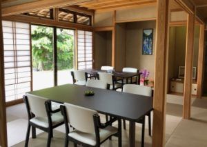明るい和室の食堂