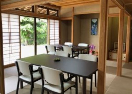 明るい和室の食堂