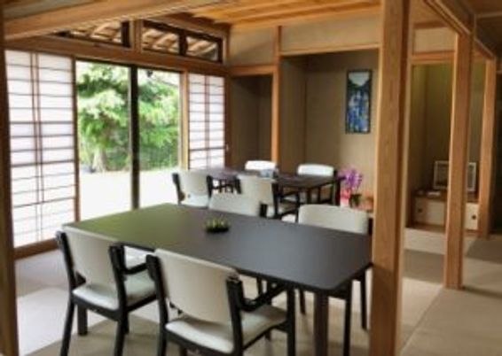 明るい和室の食堂