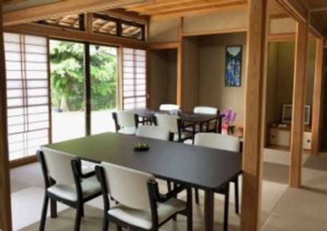 明るい和室の食堂