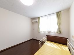 明るい居室のベッド  