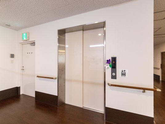 廊下のエレベーター前  