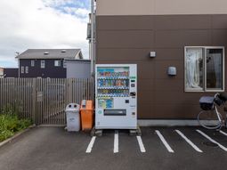 建物外側の自販機前  