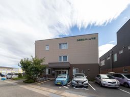 建物正面と駐車場の外観  