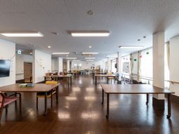 広い食堂の室内