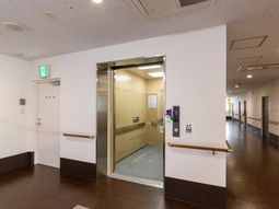 エレベーター前の廊下  