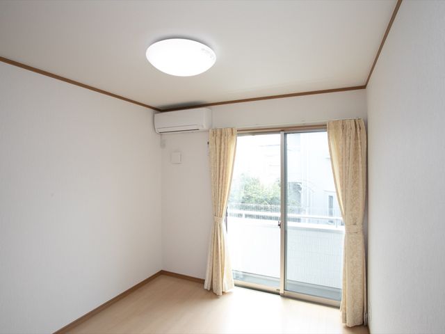明るい居室の一角 居室 日当たりの良い居室です。窓からは外の光が差し込み、広々としたリラックスできる空間が確保されています。