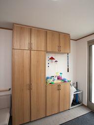 木製キャビネットと洗面台