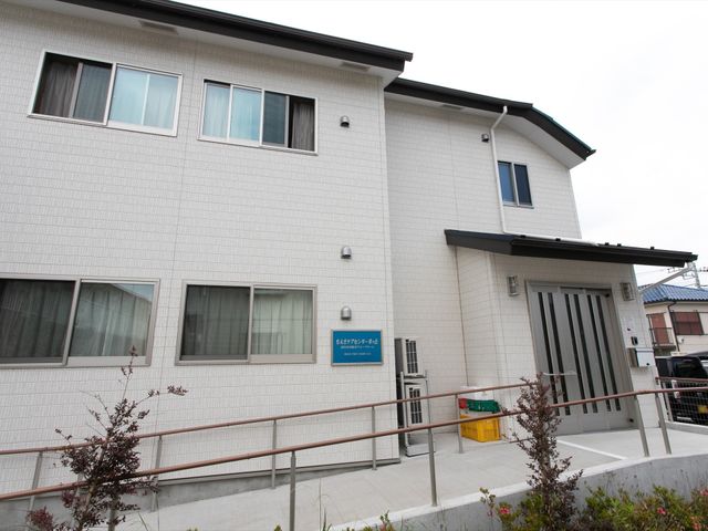 清潔感ある施設外観 外観 モダンなデザインの建物前面です。優しい色合いと手すりが見るからに温かみを感じさせます。