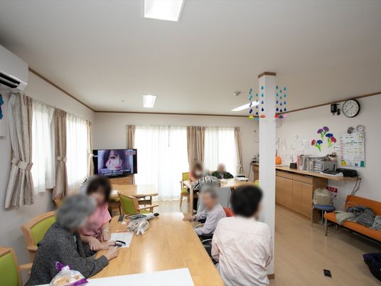 共有スペースで過ごす人々
