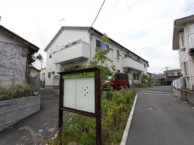 施設のエントランス表示 外観 周囲には自然が残る閑静な住宅地に位置しており、訪れる方々を穏やかな気持ちで迎えるエントランスがあります。