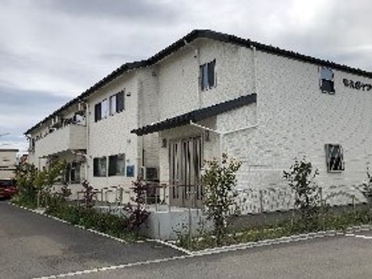 白い外壁の建物外観  