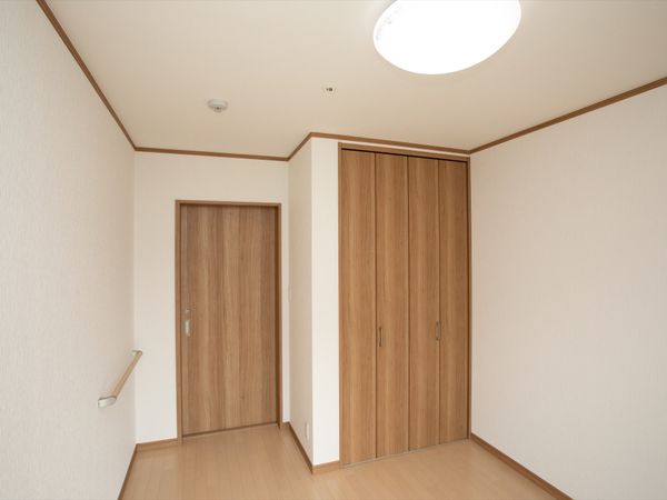 居室のドアと壁