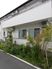 白壁の建物と緑の植物