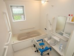 手すり付き清潔な浴室