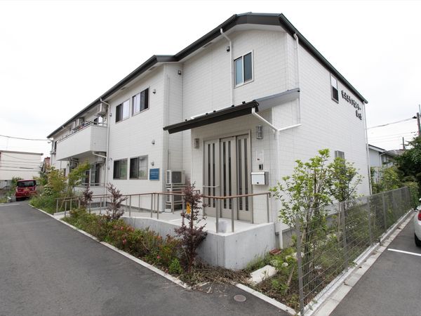 白い壁の建物の外観