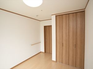 居室の入口とクローゼット