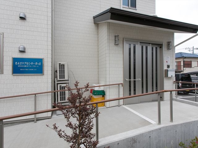 建物入口と案内看板 入口 清潔感のあるエントランスにはわかりやすい案内看板があり、訪問者を優しく迎え入れています。