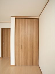 シンプルな洋室のクローゼット