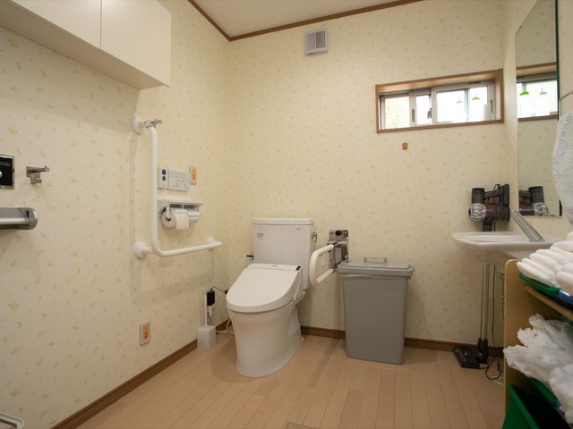 明るい清潔なトイレ空間 トイレ 手すり付きで安全性を配慮した清潔感のあるトイレです。快適にご利用いただける工夫が施されています。
