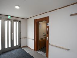 明るい廊下の手すり