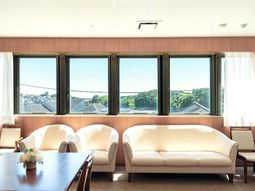 明るい休憩室の一角