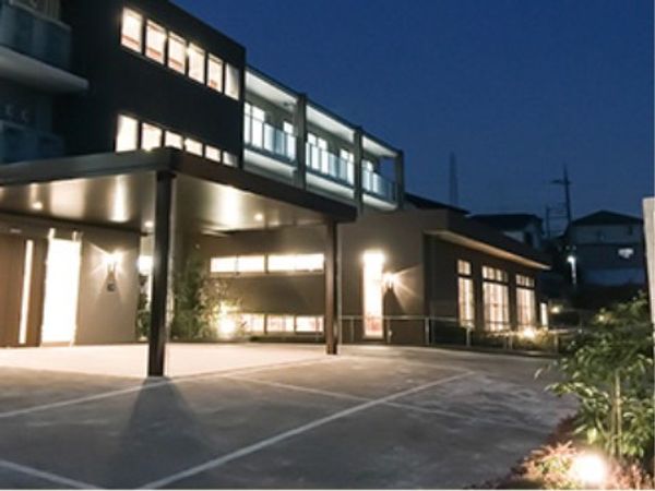 夜の照明が明るい建物外観