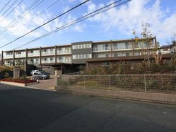 シックな外観の建物