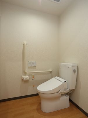  手すり付きトイレ 